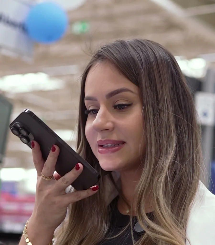 Cliente registrando um gasto por áudio no mercado